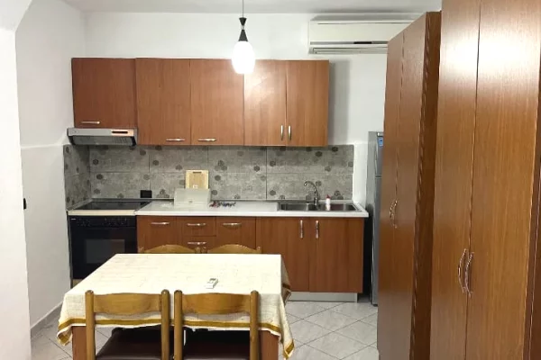 Shtepi me qera Apartament ne Tirane, Garsoniere, Mobilimi E mobiluar, Pagesa 40,000  Leke.