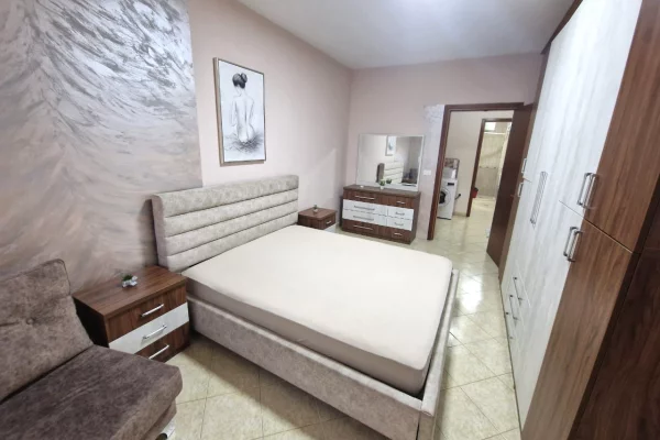 Shtepi me qera Apartament ne Tirane, 2+1, Mobilimi E mobiluar, Pagesa 75,000  Leke.