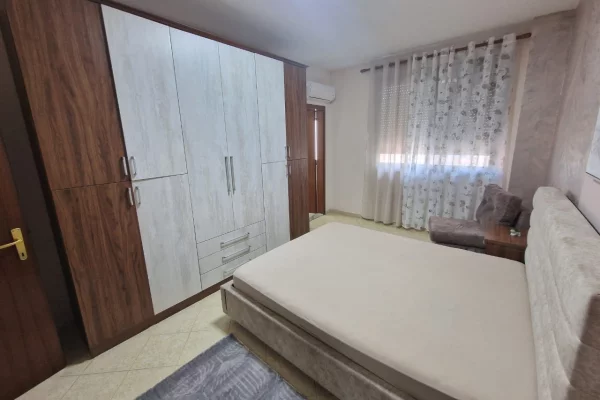 Shtepi me qera Apartament ne Tirane, 2+1, Mobilimi E mobiluar, Pagesa 75,000  Leke.