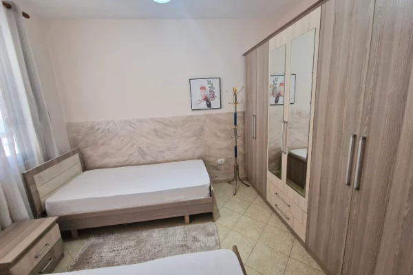 Shtepi me qera Apartament ne Tirane, 2+1, Mobilimi E mobiluar, Pagesa 75,000  Leke.