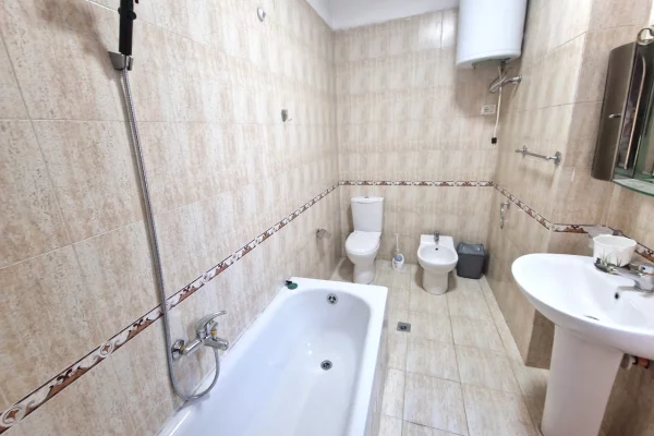 Shtepi me qera Apartament ne Tirane, 2+1, Mobilimi E mobiluar, Pagesa 75,000  Leke.