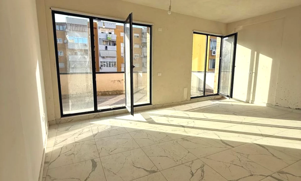 Shtepi ne shitje Apartament ne Tirane, 2+1, Mobilimi Bosh, pa mobiluar, Pagesa 240,000  Euro.