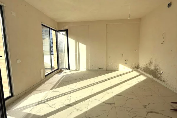 Shtepi ne shitje Apartament ne Tirane, 2+1, Mobilimi Bosh, pa mobiluar, Pagesa 240,000  Euro.