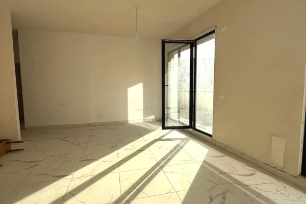Shtepi ne shitje Apartament ne Tirane, 2+1, Mobilimi Bosh, pa mobiluar, Pagesa 240,000  Euro.