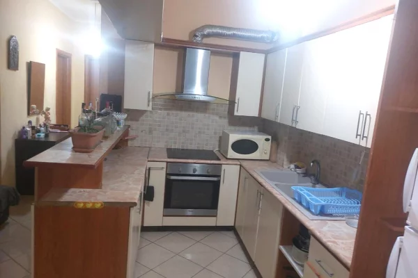 Shtepi ne shitje Apartament ne Tirane, 2+1, Mobilimi E mobiluar, Pagesa 150,000  Euro.