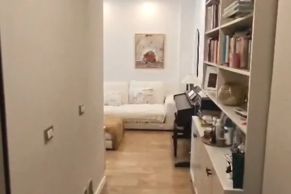 Shtepi ne shitje Apartament ne Tirane, 2+1, Mobilimi E mobiluar, Pagesa 225,000  Euro.