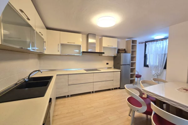 Shtepi ne shitje Apartament ne Tirane, 2+1, Mobilimi E mobiluar, Pagesa 185,000  Euro.