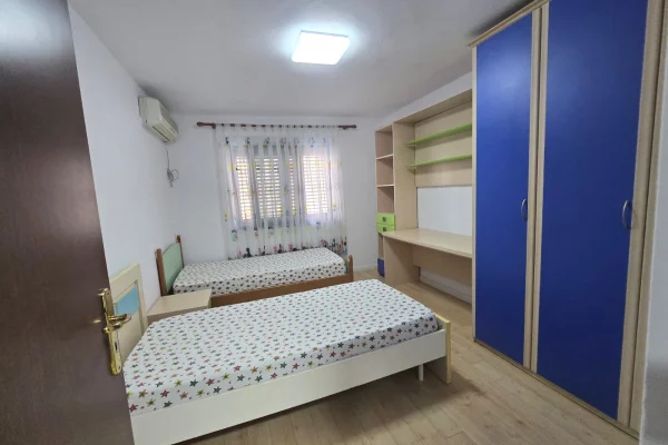 Shtepi ne shitje Apartament ne Tirane, 2+1, Mobilimi E mobiluar, Pagesa 185,000  Euro.