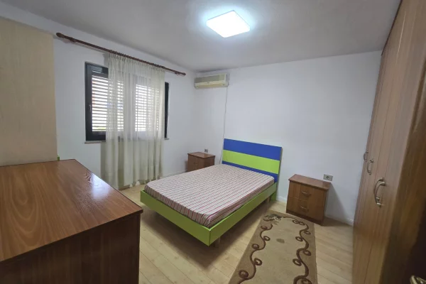 Shtepi ne shitje Apartament ne Tirane, 2+1, Mobilimi E mobiluar, Pagesa 185,000  Euro.