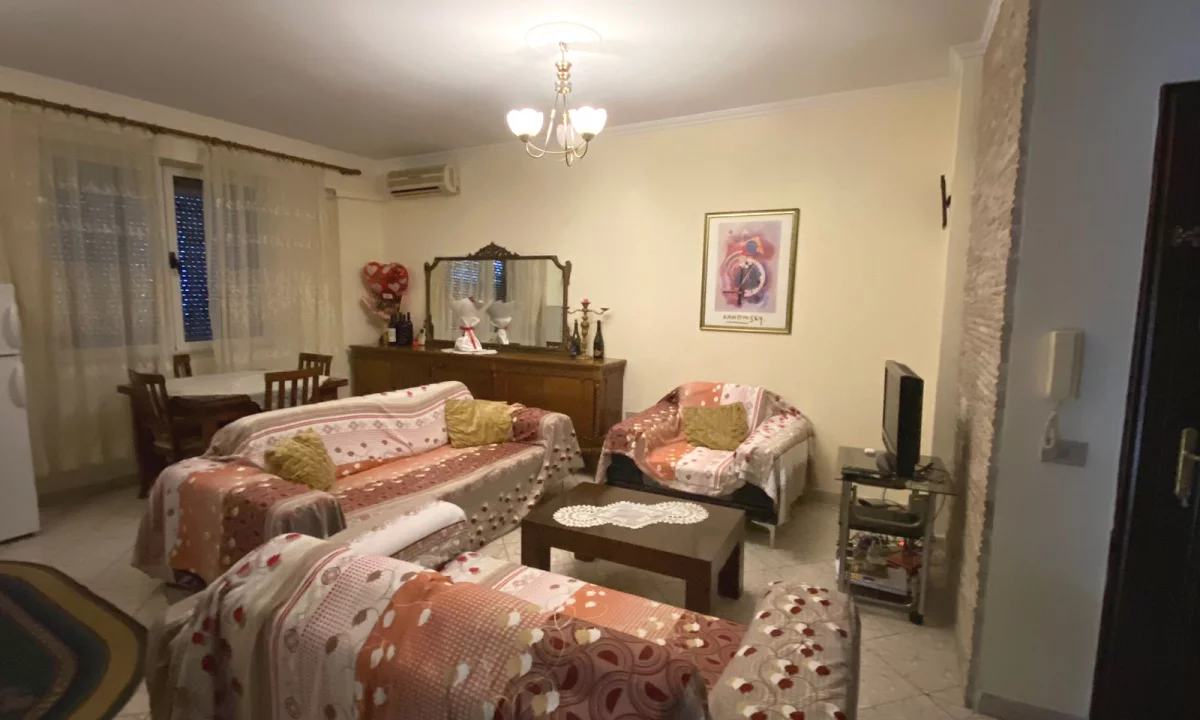 Shtepi ne shitje Apartament ne Tirane, 2+1, Mobilimi E mobiluar, Pagesa 269,000  Euro.