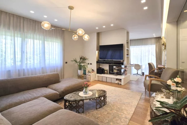 Shtepi ne shitje Apartament ne Tirane, 5+1, Mobilimi E mobiluar, Pagesa 900,000  Euro.