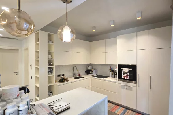 Shtepi ne shitje Apartament ne Tirane, 5+1, Mobilimi E mobiluar, Pagesa 900,000  Euro.