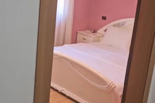 Shtepi me qera Apartament ne Tirane, 2+1, Mobilimi E mobiluar, Pagesa 65,000  Leke.
