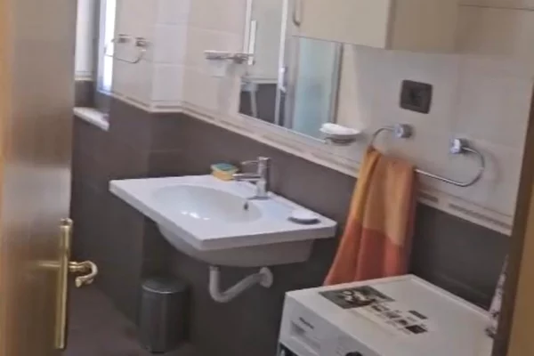Shtepi me qera Apartament ne Tirane, 2+1, Mobilimi E mobiluar, Pagesa 65,000  Leke.