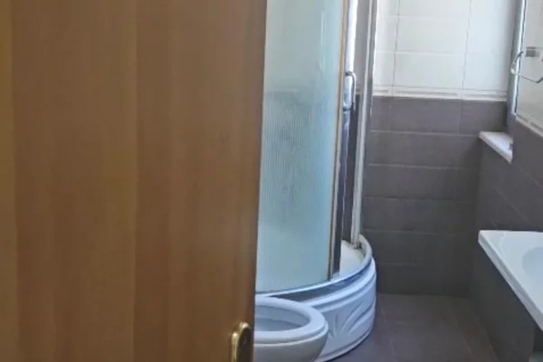 Shtepi me qera Apartament ne Tirane, 2+1, Mobilimi E mobiluar, Pagesa 65,000  Leke.