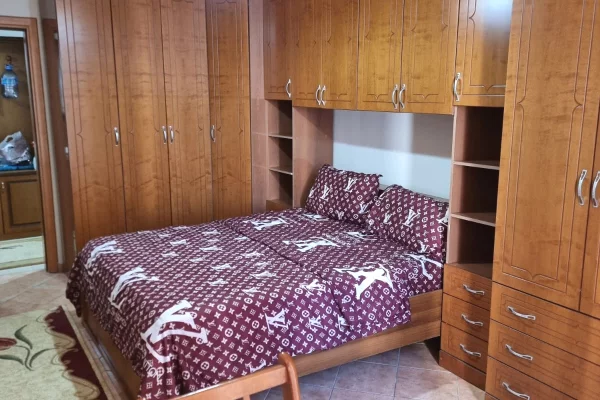 Shtepi me qera Apartament ne Tirane, 2+1, Mobilimi E mobiluar, Pagesa 500  Euro.
