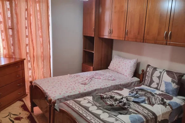 Shtepi me qera Apartament ne Tirane, 2+1, Mobilimi E mobiluar, Pagesa 500  Euro.
