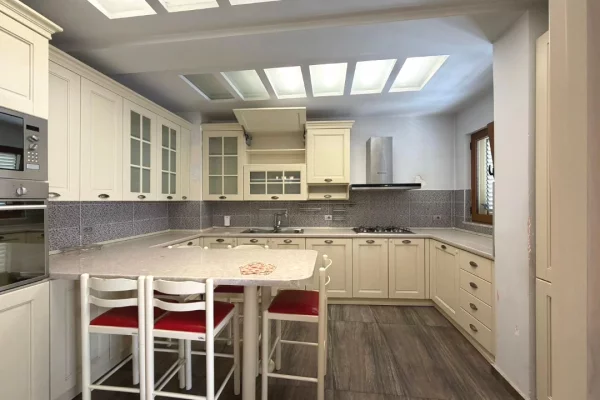 Shtepi ne shitje Apartament ne Tirane, 2+1, Mobilimi E mobiluar, Pagesa 380,000  Euro.