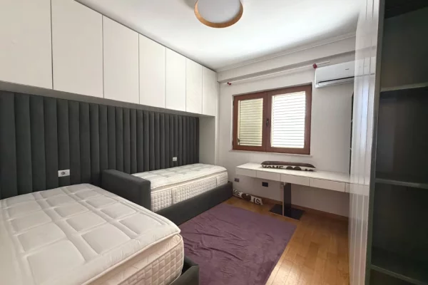 Shtepi ne shitje Apartament ne Tirane, 2+1, Mobilimi E mobiluar, Pagesa 380,000  Euro.