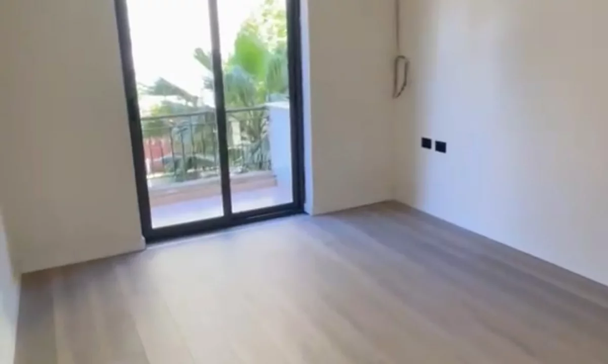 Jepet me qera apartament 2+1 i rikonstruktuar per zyre te Sheshi wilson
