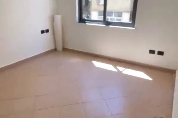 Jepet me qera apartament 2+1 i rikonstruktuar per zyre te Sheshi wilson
