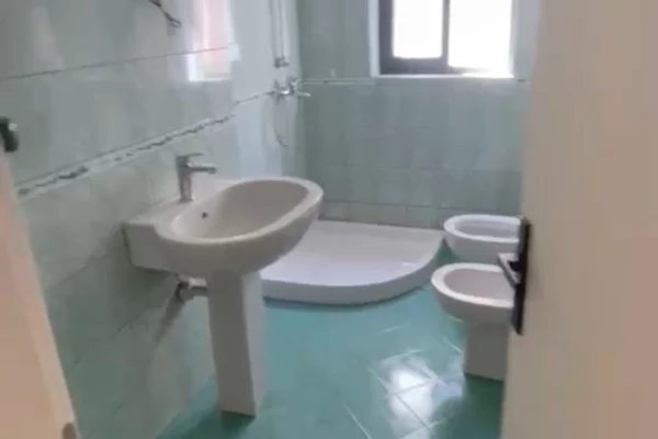 Jepet me qera apartament 2+1 i rikonstruktuar per zyre te Sheshi wilson