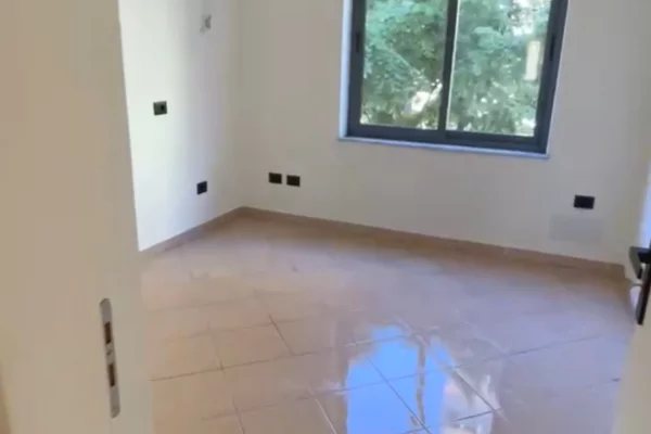 Jepet me qera apartament 2+1 i rikonstruktuar per zyre te Sheshi wilson