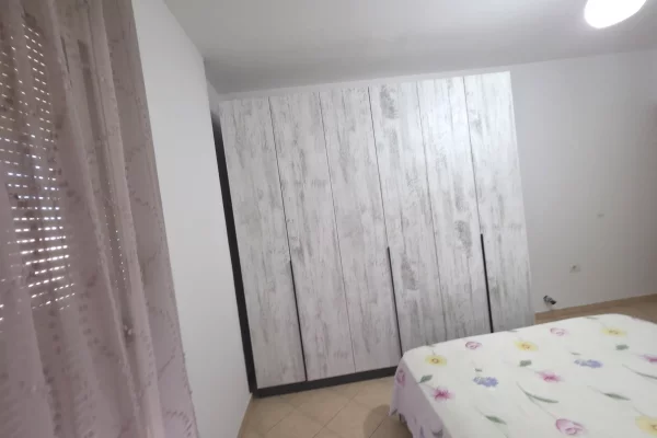 Shtepi me qera Apartament ne Tirane, 1+1, Mobilimi E mobiluar, Pagesa 42,000  Leke.