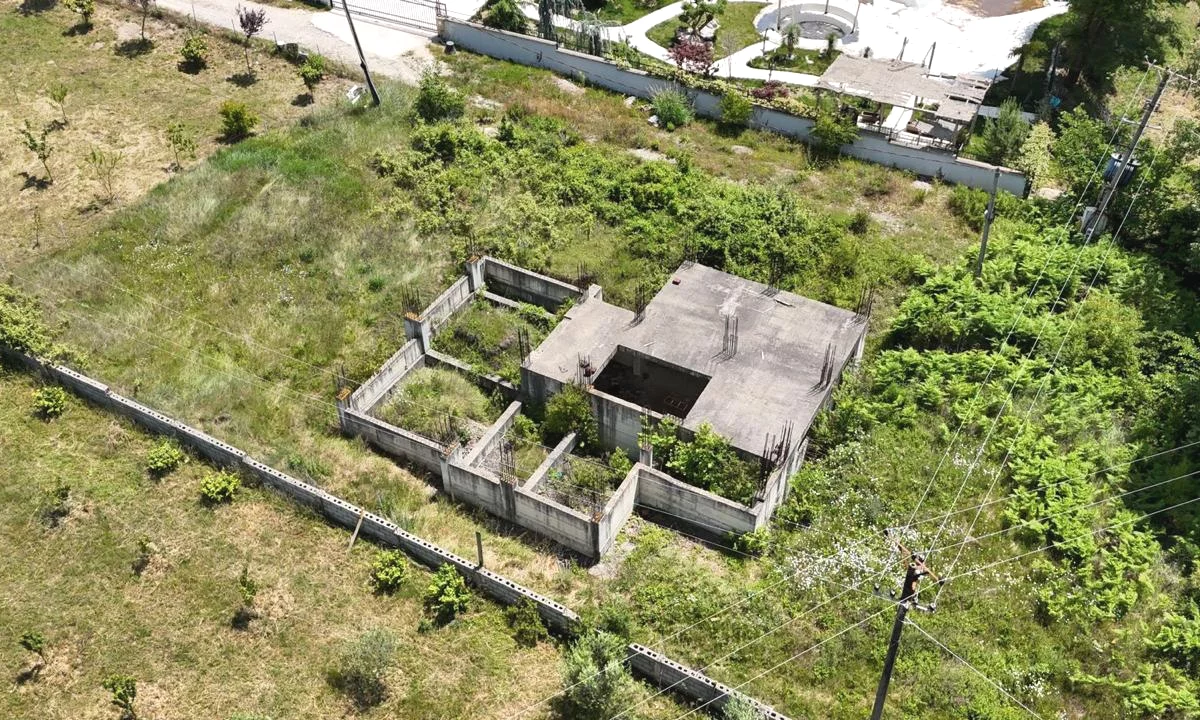 EKSLUZIVE!!  🏡 Shitet Truall + Ndertim ne Njesine Administrative Petrele.