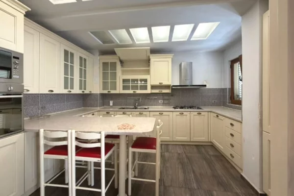 Shtepi ne shitje Apartament ne Tirane, 2+1, Mobilimi E mobiluar, Pagesa 380,000  Euro.