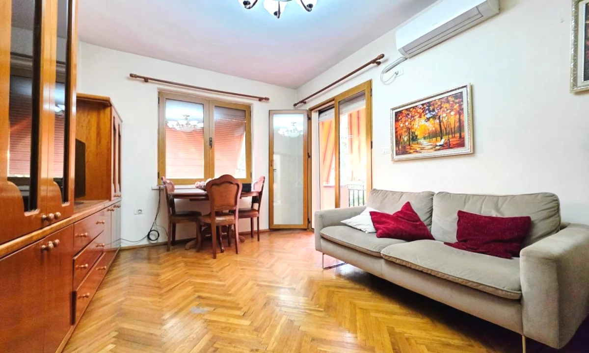 Shtepi ne shitje Apartament ne Tirane, 2+1, Mobilimi E mobiluar, Pagesa 15,900,000  Leke.