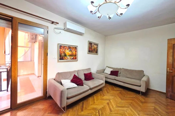 Shtepi ne shitje Apartament ne Tirane, 2+1, Mobilimi E mobiluar, Pagesa 15,900,000  Leke.