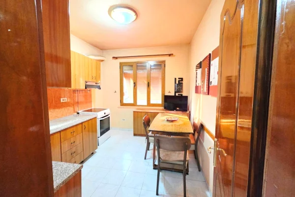 Shtepi ne shitje Apartament ne Tirane, 2+1, Mobilimi E mobiluar, Pagesa 15,900,000  Leke.