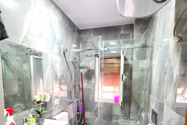 Shtepi ne shitje Apartament ne Tirane, 2+1, Mobilimi E mobiluar, Pagesa 15,900,000  Leke.