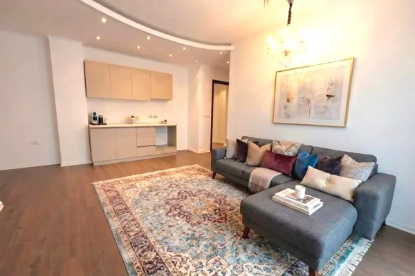 Perballe me Qendren Kristal, brenda unazes. Shesim apartament 2+1 
