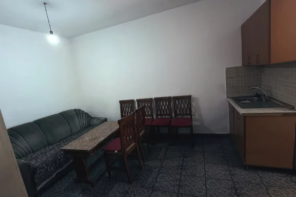 Jepet me qera apartament 1+1 te Zogu I Zi prane Kryqit te Kuq