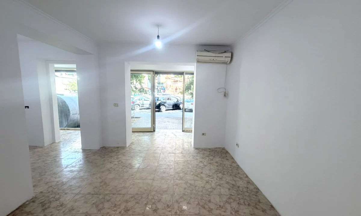 Shitet garsoniere+dyqan me fasade xhami te 21 Dhjetori 