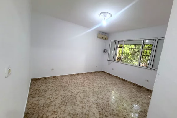 Shitet garsoniere+dyqan me fasade xhami te 21 Dhjetori 
