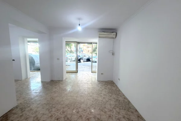 Shitet garsoniere+dyqan me fasade xhami te 21 Dhjetori 