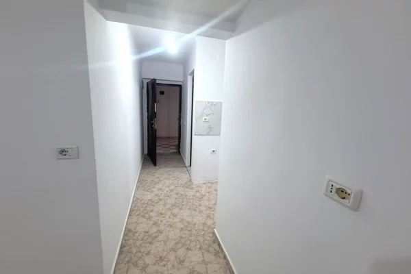 Shitet garsoniere+dyqan me fasade xhami te 21 Dhjetori 
