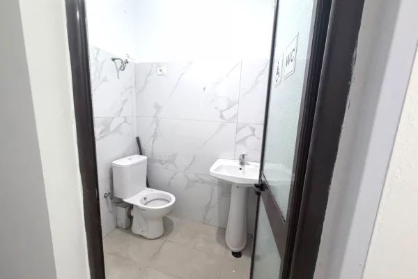 Shitet garsoniere+dyqan me fasade xhami te 21 Dhjetori 