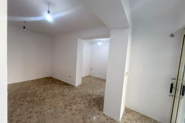 Shitet garsoniere+dyqan me fasade xhami te 21 Dhjetori 
