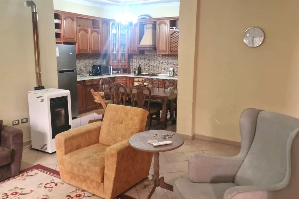 Shtepi me qera Shtepi Private ne Tirane, 3+1, Mobilimi E mobiluar, Pagesa 120,000  Leke.