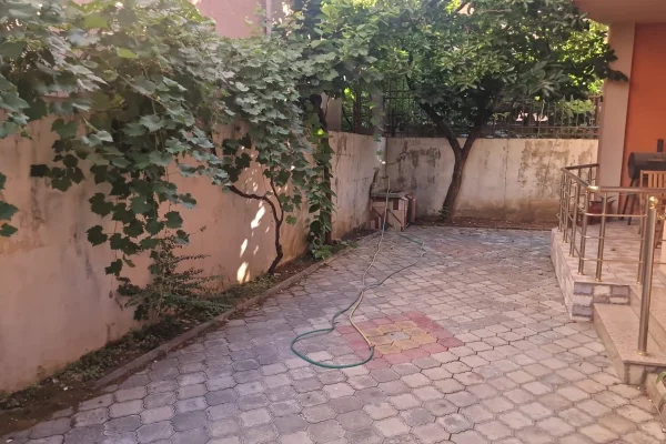 Shtepi me qera Shtepi Private ne Tirane, 3+1, Mobilimi E mobiluar, Pagesa 120,000  Leke.