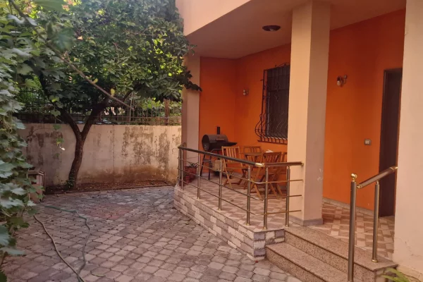 Shtepi me qera Shtepi Private ne Tirane, 3+1, Mobilimi E mobiluar, Pagesa 120,000  Leke.