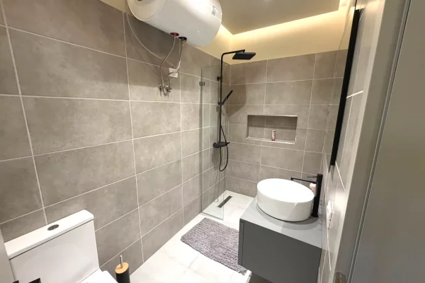 Shtepi me qera Apartament ne Tirane, 2+1, Mobilimi E mobiluar, Pagesa 1,300  Euro.