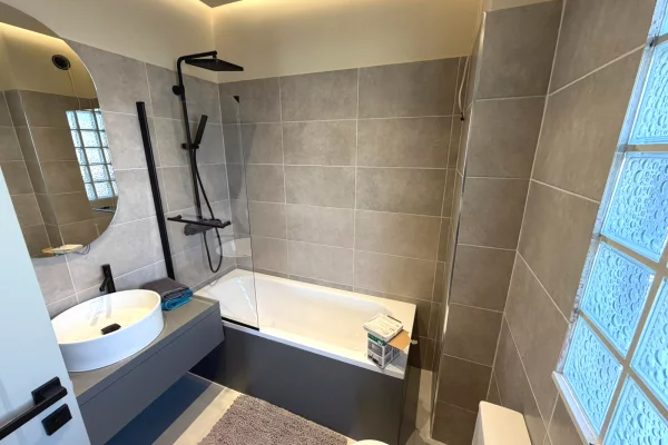 Shtepi me qera Apartament ne Tirane, 2+1, Mobilimi E mobiluar, Pagesa 1,300  Euro.