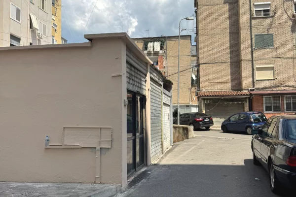 Shitet dyqan prane shkolles se Baletit