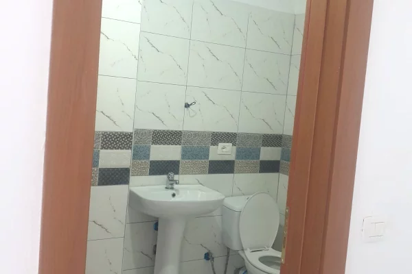 Shtepi me qera Apartament ne Tirane, 3+1, Mobilimi Bosh, pa mobiluar, Pagesa 45,000  Leke.