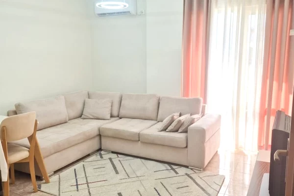 Jepet Apartament me Qera 📍 Rruga Shkëlqim Fusha  🔹 Tipologjia: 1+1
